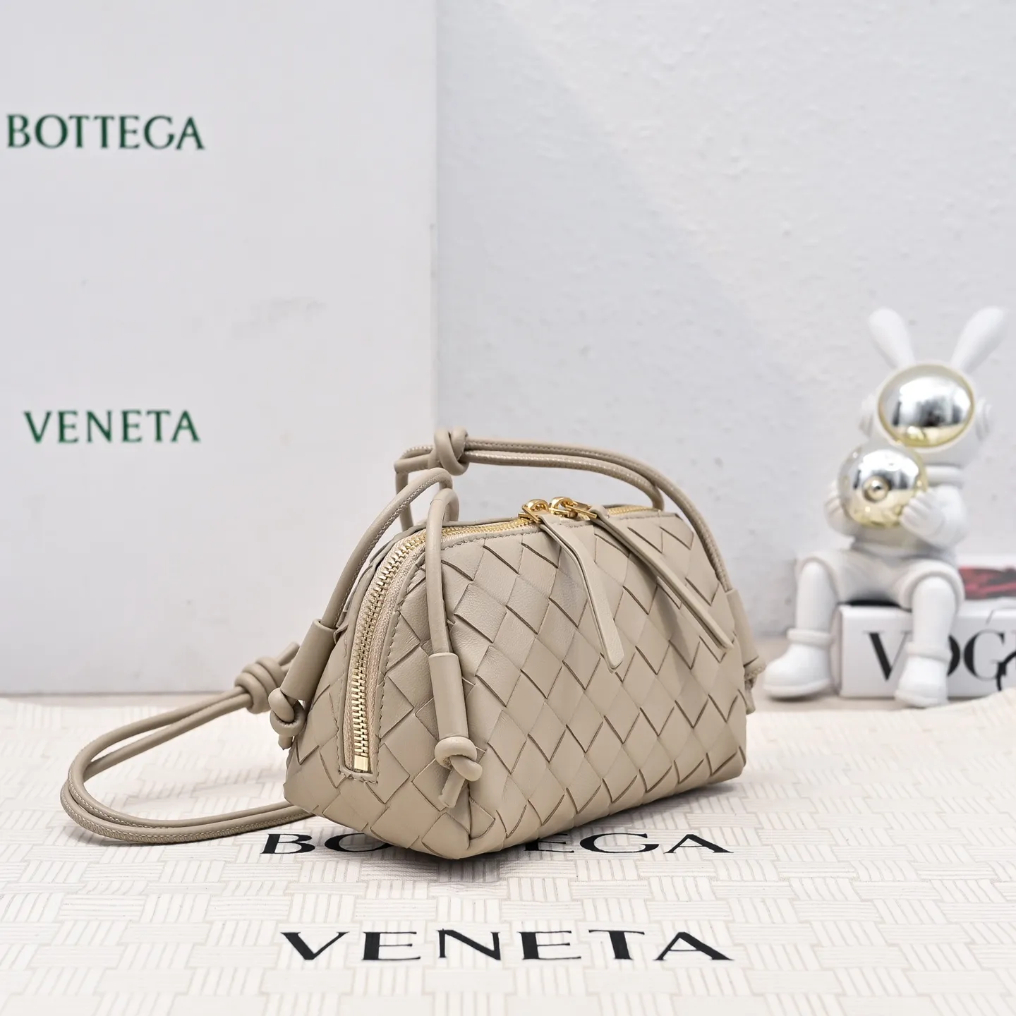 Batch 1260 #Bv The new Concert pouch is the most beautiful and practical mini bag I have ever seen 🎈 The bag body adopts the classic lntrecciato weaving process✅ It is equipped with a leather double-headed zipper, the opening is wide, easy to take and put, the shoulder strap knot can be slid to adjust the length freely, that is, 🉑️crossbody/underarm, and can be used as a clutch bag. Small body, large capacity, so practical! The key is that it is extremely versatile! Come and buy this small, exquisite, beautiful and versatile bag 👍 Model: 4258 Size: 18.5*11.5*8.5